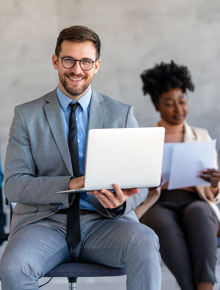 Geschäftsperson mit Laptop bei der Arbeit – Gastbeitragsdienste Deutschland